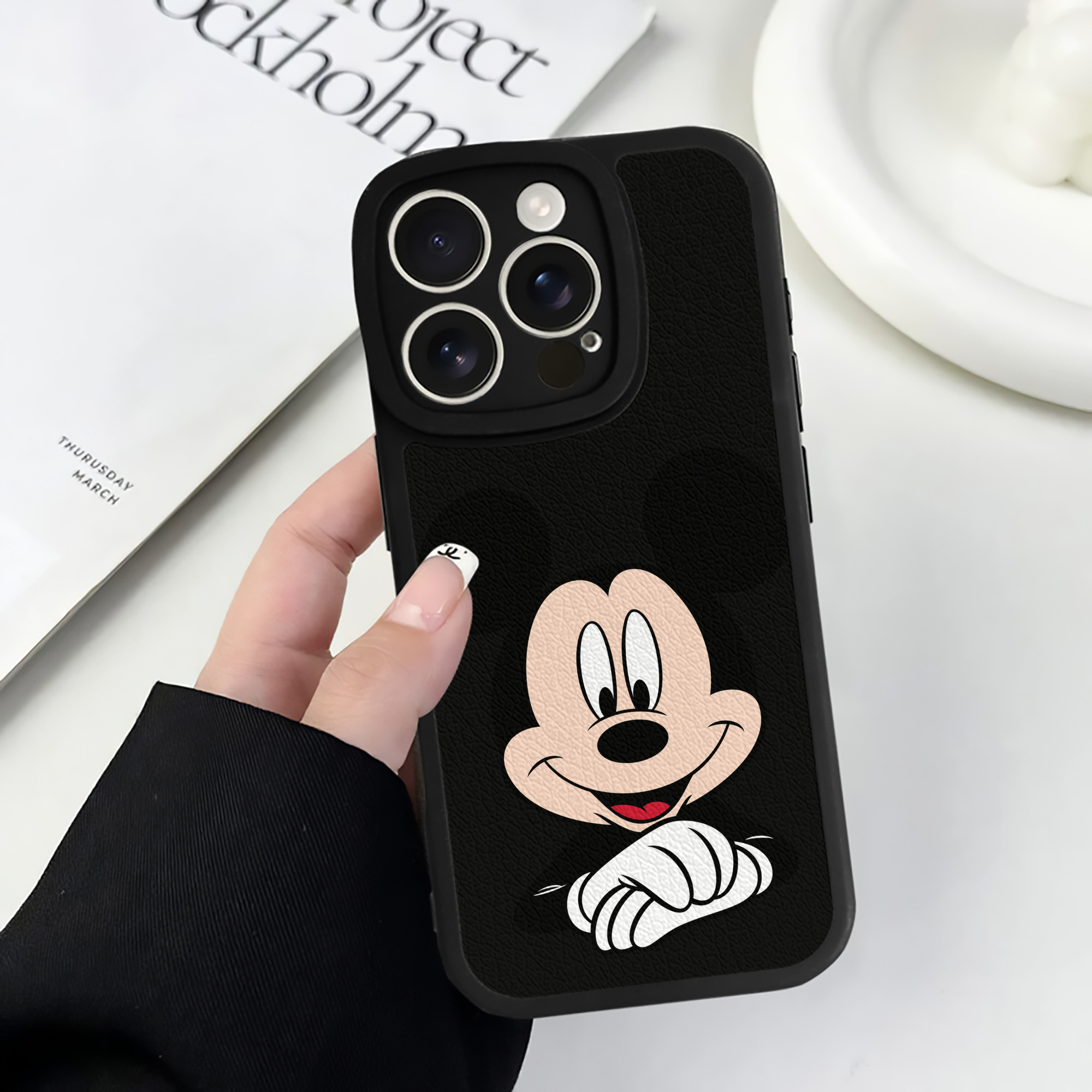 （画像用） ミッキーマウス Mickey Mouse 【iPhone 16シリーズ対応】シリコンスマホケース（レザー調） 材質：シリコン